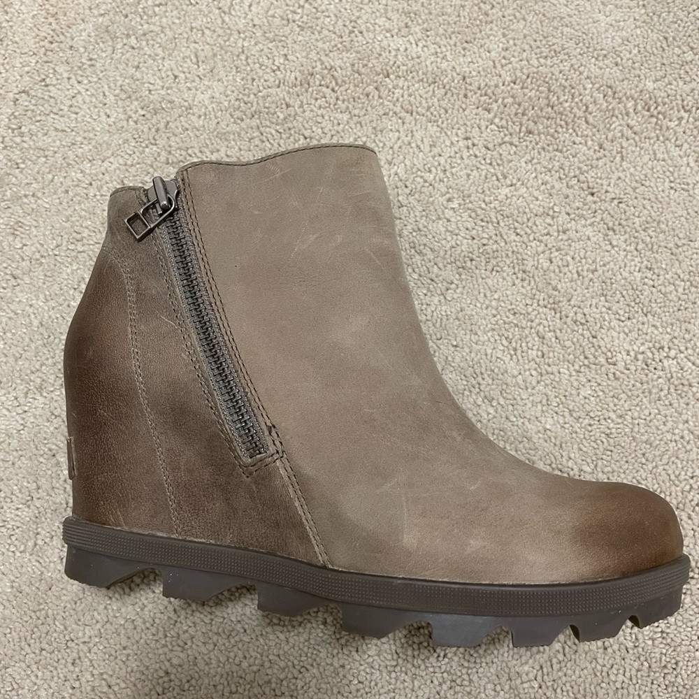 Sorel Joan of Arctic Wedge II Zip in Ash Brown, new in box, size 8.